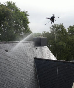 Drone en action pour le nettoyage d’une toiture d’immeuble collectif à Rennes.