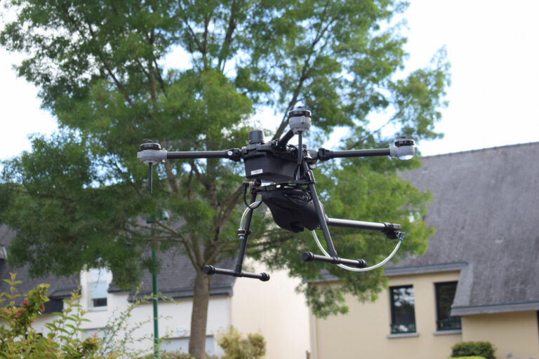 Drone nettoyage toiture - Lavage de maison extérieur à Rennes