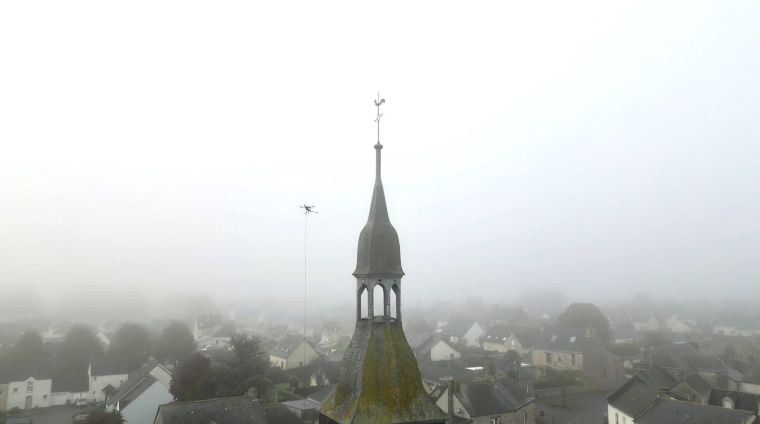Drone pulvérisant des produits biodégradables pour le nettoyage de l’église à Torcé en Bretagne
