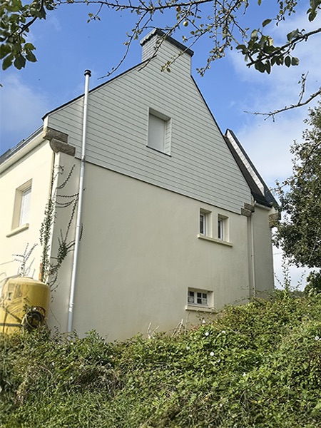 Façade de maison après nettoyage en Bretagne