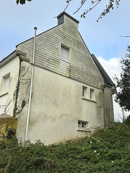 Façade de maison avant nettoyage en Bretagne